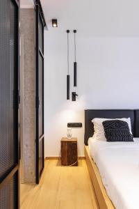 Postel nebo postele na pokoji v ubytování Kentro Luxury Suites