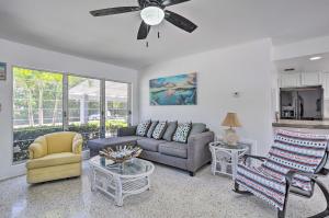 Posezení v ubytování Palm City Canalfront Home with Boat Dock and Fire Pit!