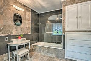 Ένα μπάνιο στο Hot Tub and Mtn Views Expansive Hazleton Retreat