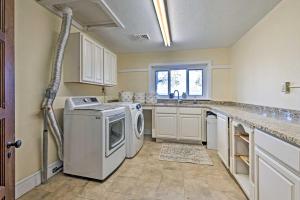 Η κουζίνα ή μικρή κουζίνα στο Hot Tub and Mtn Views Expansive Hazleton Retreat