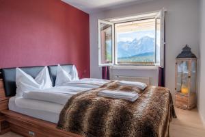 Postel nebo postele na pokoji v ubytování -Panorama-Bergblick- Dampfbad-Dusche und Aussenbett