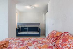 um quarto com uma cama num quarto branco em Lago delle Rane em Baselga di Pinè