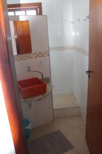 um banheiro com uma pia vermelha e um chuveiro em Suite com terraço em Conceição da Ibitipoca