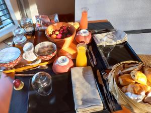 stół z tacą z jedzeniem i koszem z jedzeniem w obiekcie La lagune aux oiseaux w mieście Palavas-les-Flots