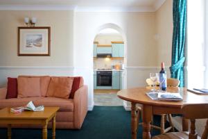 uma sala de estar com um sofá e uma mesa em The Derwentwater Hotel em Keswick