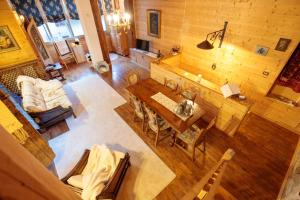 an overhead view of a living room with a table and chairs at La finestra sulla contea in Ovaro