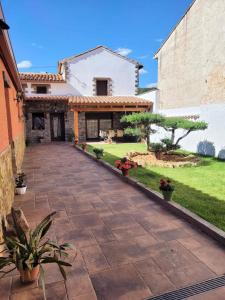 uma casa com um pátio e um quintal com plantas em CASA RURAL SANTA AGUEDA em Jaraba