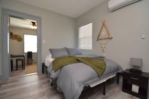 1 dormitorio con cama, escritorio y espejo en SuperValue Suite #9 @ East End Revitalized, en Houston