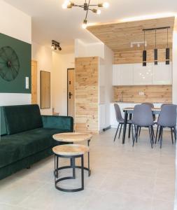 Posedenie v ubytovaní MS-APART Apartament Wood&Sauna Ogrody Pieniawskie