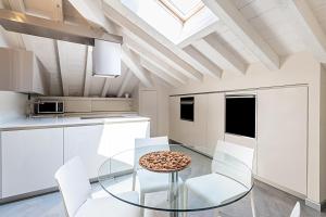 Gallery image of Il Golfo Attico Vista Lago in Toscolano Maderno +22 photos