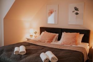 波兰尼卡-兹德鲁伊Villa Adele的一间卧室，床上铺着白毛巾