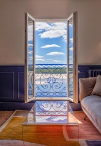 un soggiorno con una grande finestra con vista di Casa Mila & SPA- Chambres d'Hôtes raffinées vue Loire et piscine a Saint-Mathurin