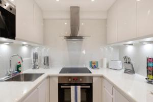 Küche/Küchenzeile in der Unterkunft Bright 1 Bedroom Apartment Near Edgware Road