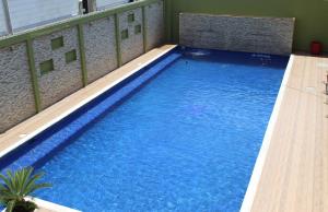 una piscina de agua azul en un edificio en Hotel Grand Reyes, en Monterrey