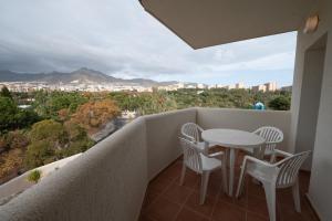 En balkon eller terrasse på BenalBeach Apartments by Alfresco Stays