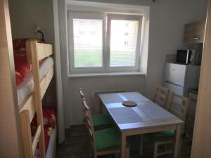 Apartmán Nikolka的厨房或小厨房