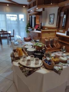 una mesa con un buffet de comida. en Pension Christine, en Großweikersdorf