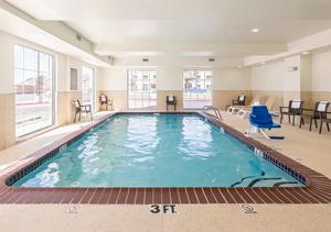 uma grande piscina num quarto de hotel em Comfort Inn Midland South I-20 em Midland