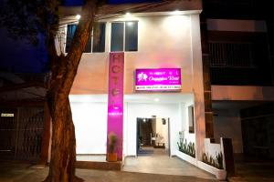 卡利Hotel Orquídea Real的侧面有标志的建筑物