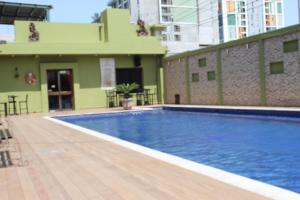 una gran piscina frente a un edificio en Hotel Grand Reyes, en Monterrey