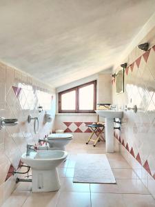 a bathroom with two sinks and two toilets at Al Parco in San Benedetto Po