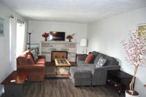 uma sala de estar com dois sofás e uma lareira em Hoosier Inn- Indiana University em Bloomington