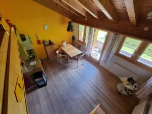 Posezení v ubytování Cute attic apartment in the heart of the mountains