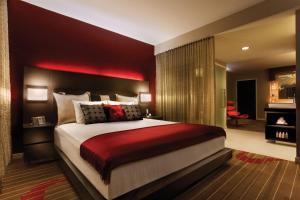 サンディエゴにあるハード ロック ホテル サンディエゴのベッドルーム1室(赤いヘッドボード付きの大型ベッド1台付)