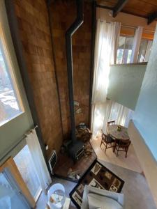 una vista aérea de una sala de estar con chimenea en Mammoth Awesome Location-1 min to Shuttles & Food en Mammoth Lakes