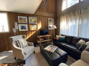 een woonkamer met een bank en een stoel bij Mammoth Awesome Location-1 min to Shuttles & Food in Mammoth Lakes