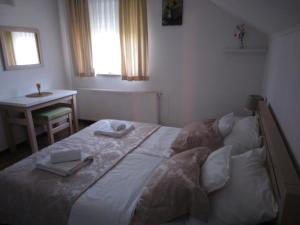 Ένα ή περισσότερα κρεβάτια σε δωμάτιο στο APARTMAN NEVENKA