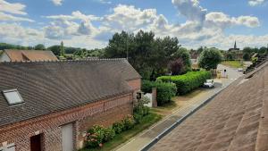 una vista aérea de una casa de ladrillo con una calle en Les petits greniers, en Jonquières