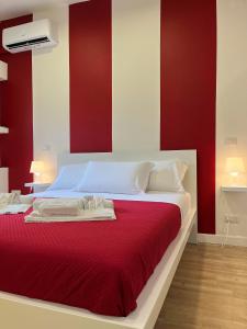 1 dormitorio rojo y blanco con 1 cama grande en Pompei Art, en Scafati
