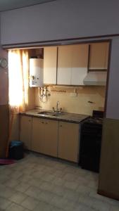 Η κουζίνα ή μικρή κουζίνα στο Departamentos el 45