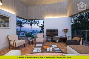 sala de estar con sofá y TV en SolHabitat Villa Maroa en Benissa