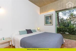 Postel nebo postele na pokoji v ubytování SolHabitat Villa Maroa + 52 fotografií