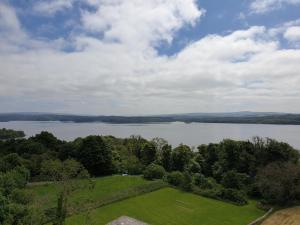 Photo de la galerie de l'établissement LILA Lake Isle Luxury Aparthotel, à Sligo 1 autre photo