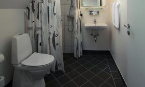 Koupelna v ubytování Aalbæk Badehotel + 37 fotografií