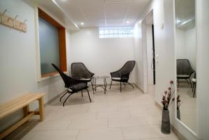 een wachtkamer met stoelen en een tafel bij Sunderby folkhögskola Hotell & Konferens in Luleå