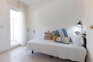 Posteľ alebo postele v izbe v ubytovaní Bravissimo Estel A8 Penthouse S'Agaró