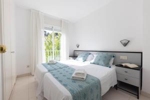 Posteľ alebo postele v izbe v ubytovaní Bravissimo Estel A8 Penthouse S'Agaró + 17 fotografií