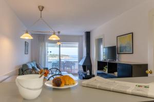 Televízia a/alebo spoločenská miestnosť v ubytovaní Bravissimo Estel A8 Penthouse S'Agaró