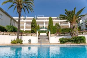 Bazén v ubytovaní Bravissimo Estel A8 Penthouse S'Agaró alebo v jeho blízkosti