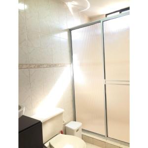 里奧阿查的住宿－Sweet Home RIOHACHA，一间带卫生间和玻璃淋浴间的浴室