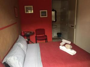 um quarto de hotel com uma cama com toalhas em B&B Acireale em Acireale