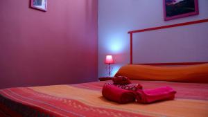 um quarto com uma cama grande e paredes cor-de-rosa em B&B Acireale em Acireale