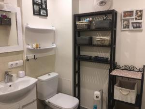 een kleine badkamer met een toilet en een wastafel bij Smiltės apartamentai in Birštonas