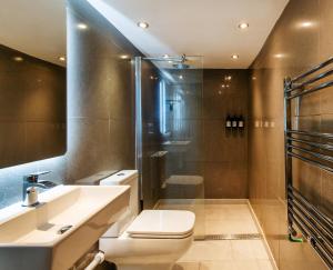 uma casa de banho com um WC, um chuveiro e um lavatório. em -NEWLY REFURBISHED- Stylish Apartment 5 minutes from Station w Garden em Brighton & Hove