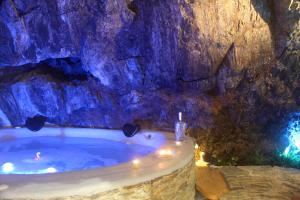 Gallery image of The Ginkgo Collioure : Amazing Private Jacuzzi built in Rock, 20m from the Beach, A/C, WiFi, Patio... in Collioure