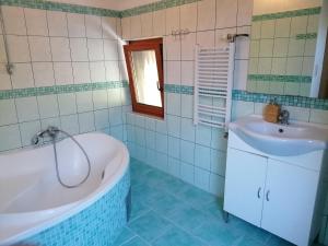 łazienka z wanną i umywalką w obiekcie Adventure House w mieście Palfau
